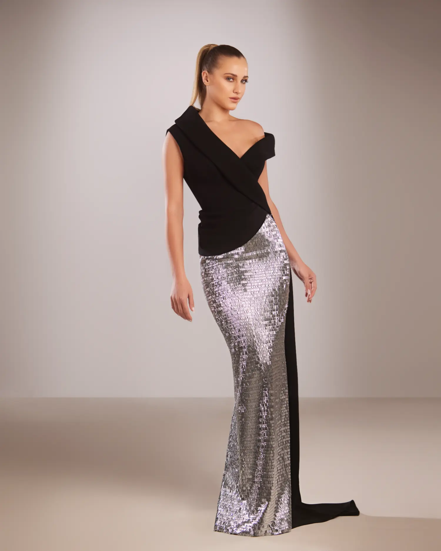 FW191- Two-tone gown with  sculpted black crepe Black US 01