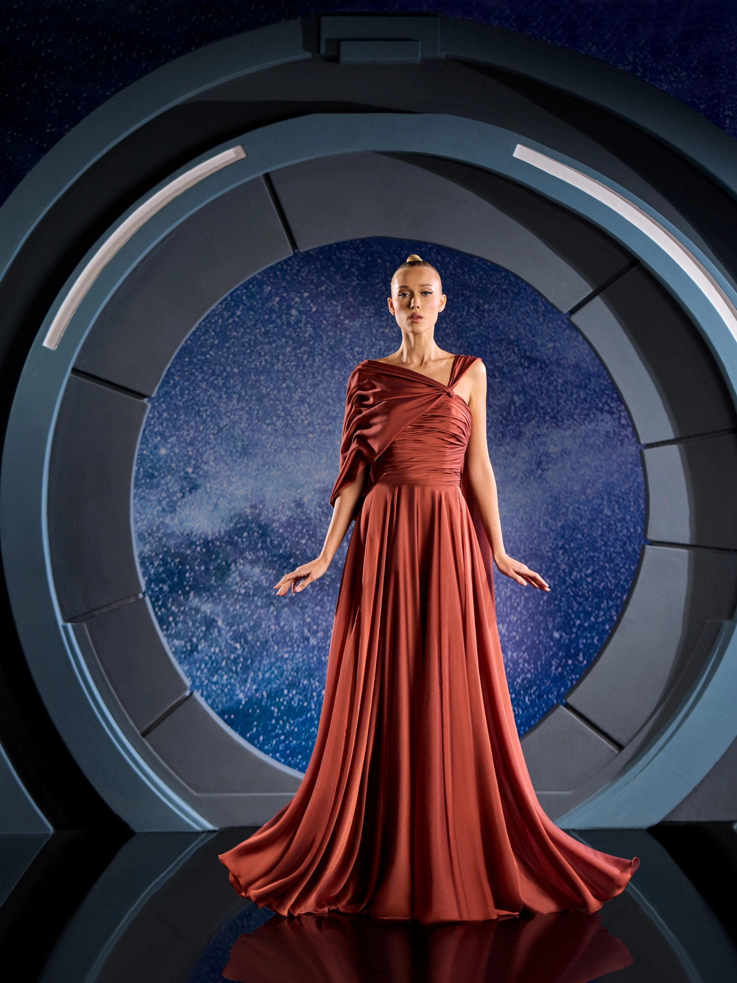 FW 129 - Brick-colored mousseline dress featuring a flowy skirt and  a fitted draped bodiceBrick US 01